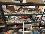 beaucoup de cartons sur les étagères de la pièce