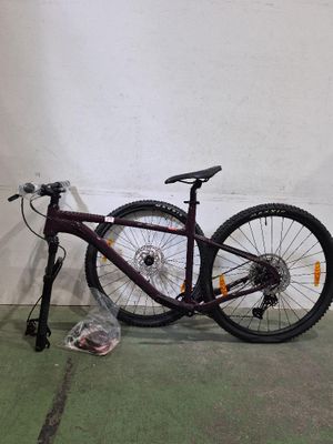 un vélo appuyé contre un mur dans un garage