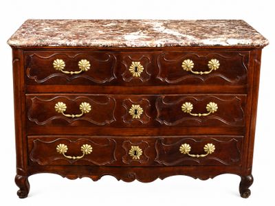 commode ancienne avec dessus en marbre et poignées en laiton