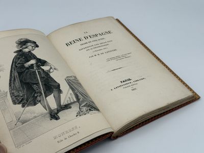 quelqu'un tient un livre ouvert sur lequel figure le dessin d'un homme en manteau