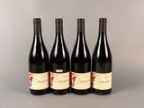 trois bouteilles de vin sont alignées sur une surface grise
