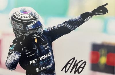 une photo d'un homme portant un casque sur un circuit automobile