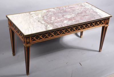 une photo d'une table basse au plateau en marbre sur fond gris