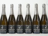 six bouteilles de champagne sont alignées