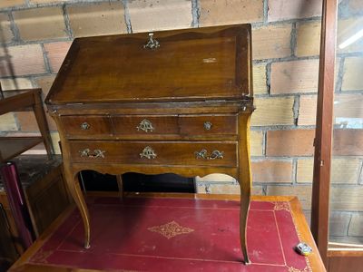 un petit bureau en bois surmonté d'un tiroir