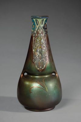 un vase vert posé sur une table