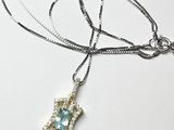 collier en argent orné d'une topaze bleue et d'une chaîne en argent
