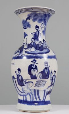 CHINE. Vase balustre en porcelaine à décor en camaïeu bleu d…