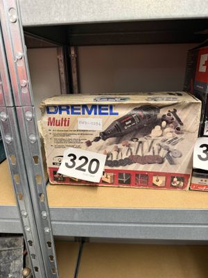 une boîte de jouets Dremel posée sur une étagère dans un magasin