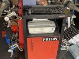 une machine qui se trouve dans une pièce où il y a de nombreux objets