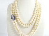 collier de perles à trois rangs avec fermoir en strass bleu et blanc