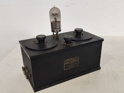 Une radio à l'ancienne est posée sur une table.