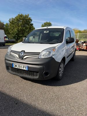 une camionnette blanche garée dans un parking