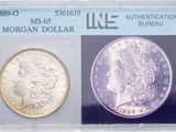 un gros plan sur deux dollars Morgan différents posés sur une carte