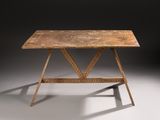 une image représentant une table avec un plateau en bois et des pieds en métal