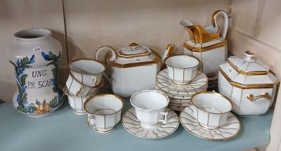 une étagère sur laquelle sont posées plusieurs tasses et soucoupes