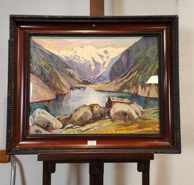 une peinture à l'huile représentant une scène de montagne avec un lac au premier plan
