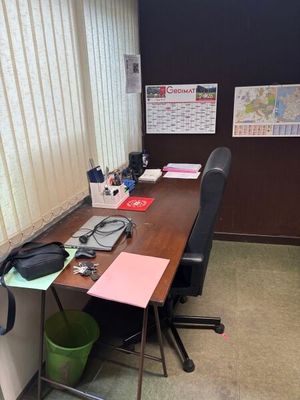 un bureau avec une chaise et un ordinateur dessus