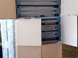 de nombreux cartons empilés les uns sur les autres dans un entrepôt