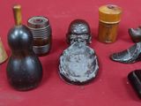 beaucoup de petits objets posés sur une surface rouge