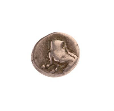 l'image d'une pièce de monnaie sur laquelle figure un oiseau, posée sur une surface blanche