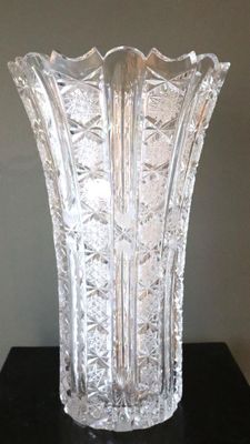 un vase en verre posé sur une table noire