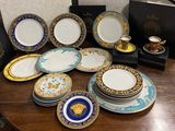 beaucoup d'assiettes et de tasses sur la table