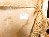 un gros plan sur un morceau de tissu muni d'une étiquette