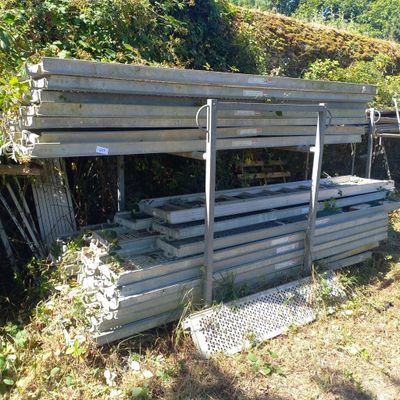 un tas de planches de bois posé au milieu d'un champ