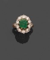 une bague à grappes d'émeraudes et de diamants