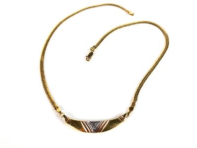 gros plan d'un collier sur une surface blanche