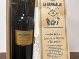 une photo représentant une bouteille de vin dans un coffret en bois posé sur une table