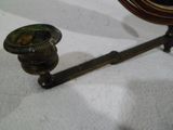 un miroir et un bougeoir posés sur une table