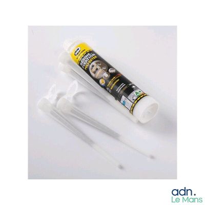 un tube de dentifrice et un tube de dentifrice posés sur une surface blanche