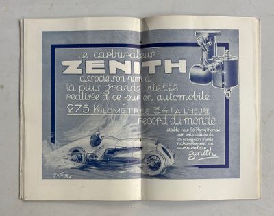 un livre ouvert sur lequel figure l'image d'une voiture de course