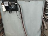 une photo d'un chauffe-eau dans un garage