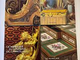 deux livres posés sur une table surmontée d'une statuette en or