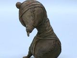 une figurine représentant un chien coiffé d'un chapeau