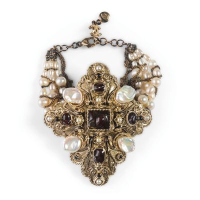un gros plan d'un collier orné de perles et d'une croix