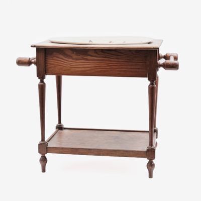une petite table en bois avec un plateau en verre sur fond blanc