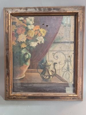 un tableau représentant un vase de fleurs et une théière posés sur une table