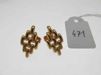 une paire de boucles d'oreilles en plaqué or sur fond blanc
