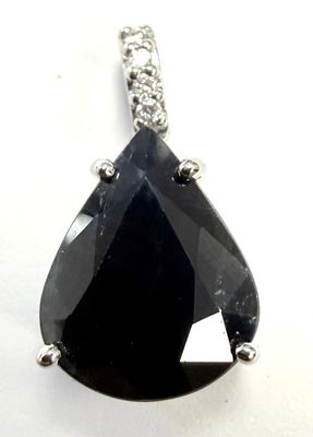 une image représentant un pendentif en forme de diamant noir sur fond blanc
