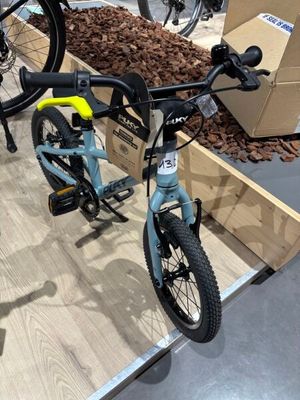 deux motos exposées lors d'un salon de la moto