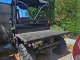 un camion garé à côté d'une voiture sur le bord de la route