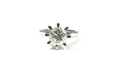 Solitaire en or blanc serti griffe d'un diamant d'1,5 cts en…