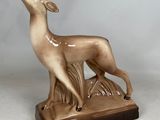 statue d'un chien sur un rocher, sur fond blanc