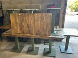 une table en bois et en métal