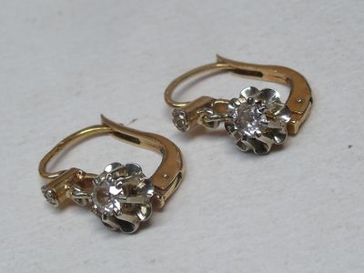 Paire de boucles d’oreilles dormeuses en or jaune 18K, serti…