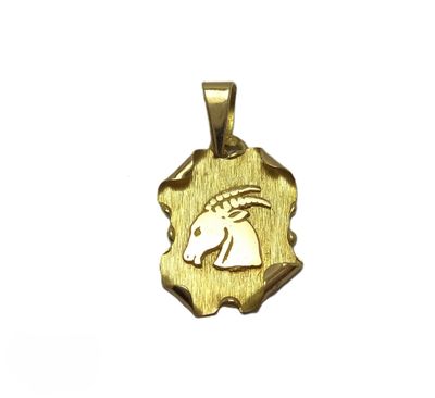 un gros plan d'un pendentif en or orné d'un cheval